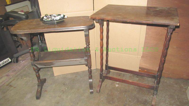 lot 260 image: Solid wood entry hall tables and hand carved miniature ducks