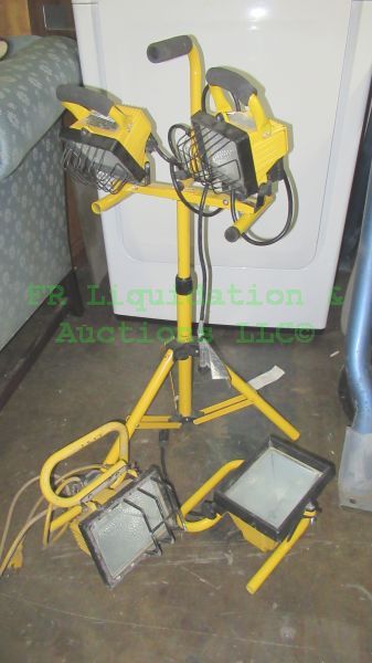 lot 131 image: Halogen industrial flood lamp set with stand, 4 lamps total