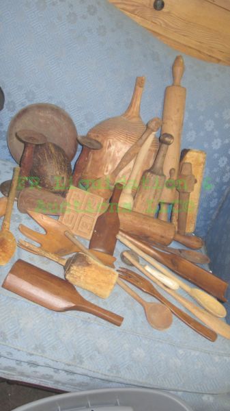 lot 140 image: Wood home decor and kitchen utensils