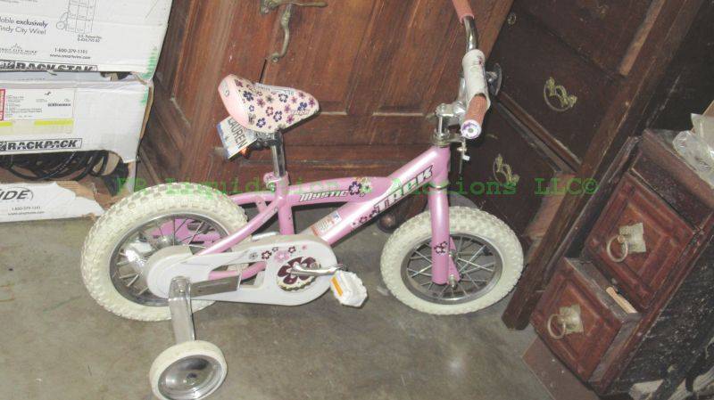 lot 138 image: Mystic girls childs bike