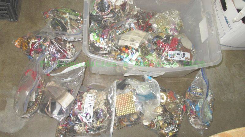lot 159 image: Assorted fashion jewelry and jewelry parts, tote full