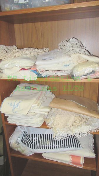 lot 256 image: Hand sewn and modern handkerchiefs and other linens as shown