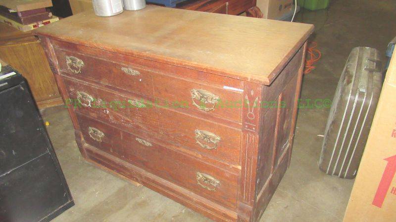 lot 232 image: Vintage 3 drawer chest of drawers