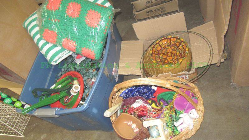 lot 160 image: Assorted Christmas decor and ornaments plus