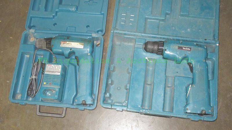 lot 174 image: Makita cordless drills and one charger, both in original carry cases