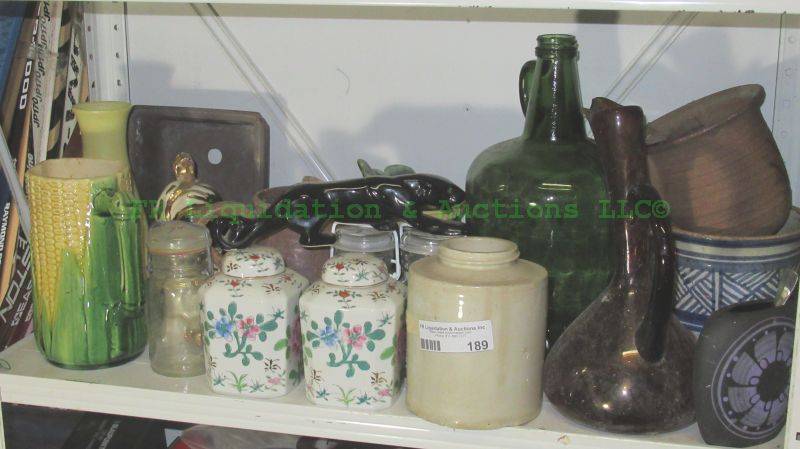lot 189 image: Assorted vintage ceramic and glassware as shown