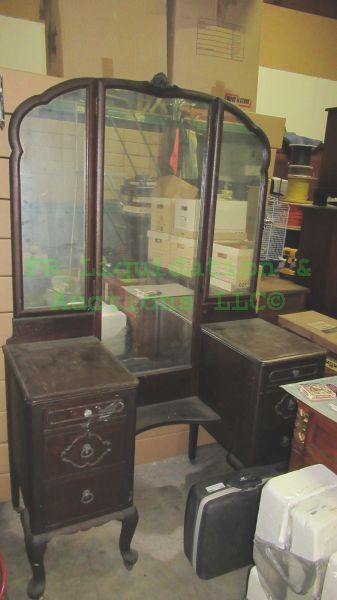 lot 297 image: Antique 1920s solid mahogany vanity desk with cabriole legs and dovetail drawer boxes