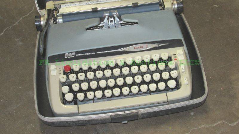 lot 302 image: Vintage Smith Corona Galaxie 2 typewriter in original carry case