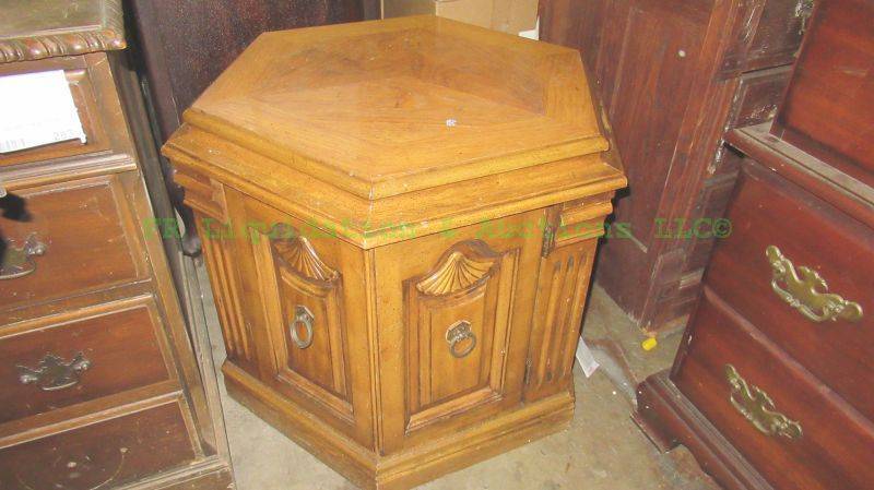 lot 280 image: Retro 1970s end table