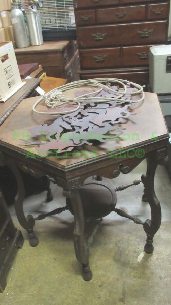 lot 284 image: Vintage wagon spoke ocassional table and metal horse wall art plus