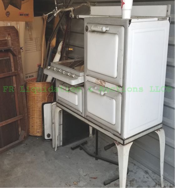 lot 182 image: Vintage 1930s gas stove, unassembled