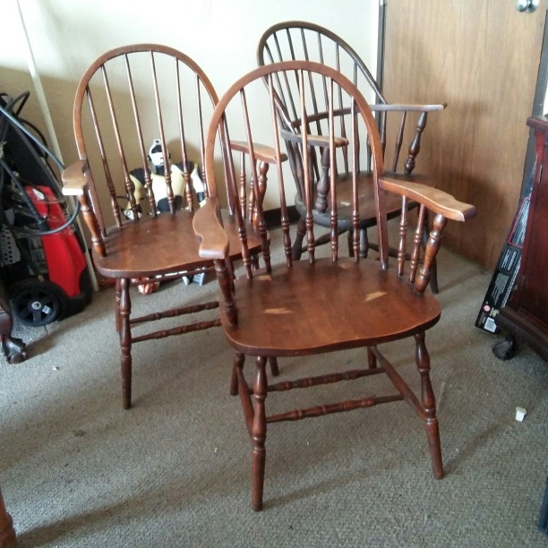 lot 321 image: Antique solid red maple wood spindle back Windsor chairs (3 count)