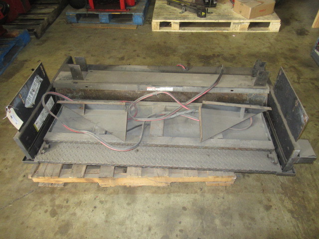 lot 75 image: TOMMY GATE LIFT - TP38  60-1040