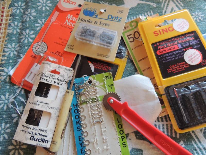 lot 26 image: Various sewing equipment, needles, hook & eyes etc.