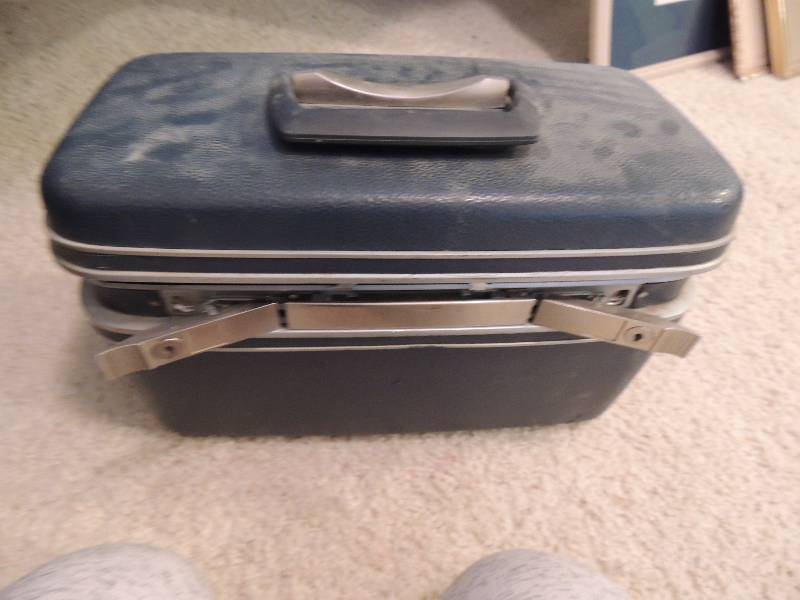 lot 28 image: Samsonite  bag, Samsonite makeup case, Samsonite ultralight  luggage bag