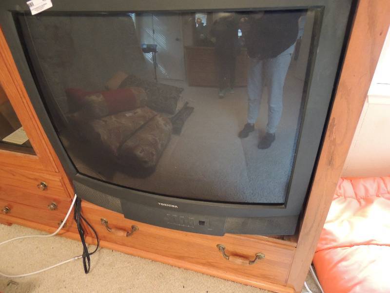 lot 43 image: Toshiba 30 TV- great for the RV