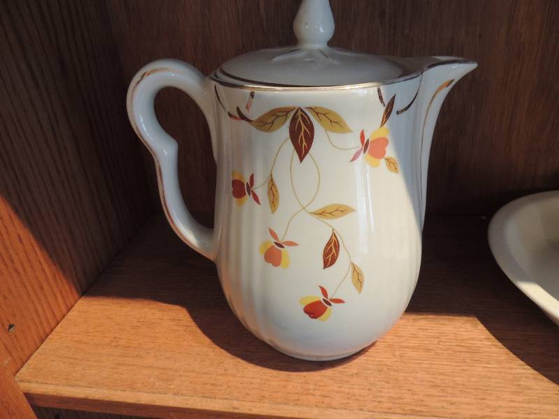 lot 58 image: Superior Quality dinner ware- TEA POT, PIE PLATE  and COVERED SUGAR