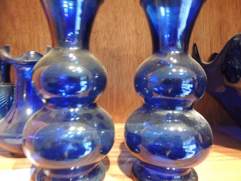 lot 60 image: Cobalt blue -vase with handle, vase, parfume bottle, 2 bubble vases and 2 shot glasses
