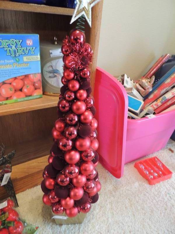 lot 67 image: Christmas assortment