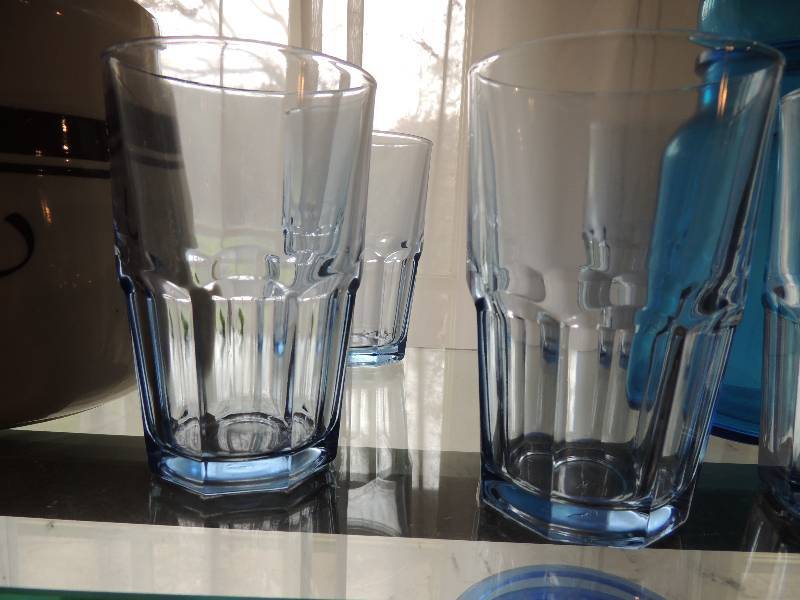lot 73 image: 5 Blue glasses, frosted glass pot, Atlas eZ seal topped glass canisters, Ball canister, blue top canister - Belgium