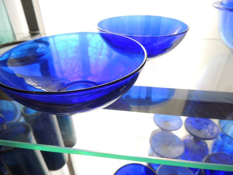 lot 77 image: Cobalt Blue- x4 cereal bowls and 6 stove top pyrex bowls