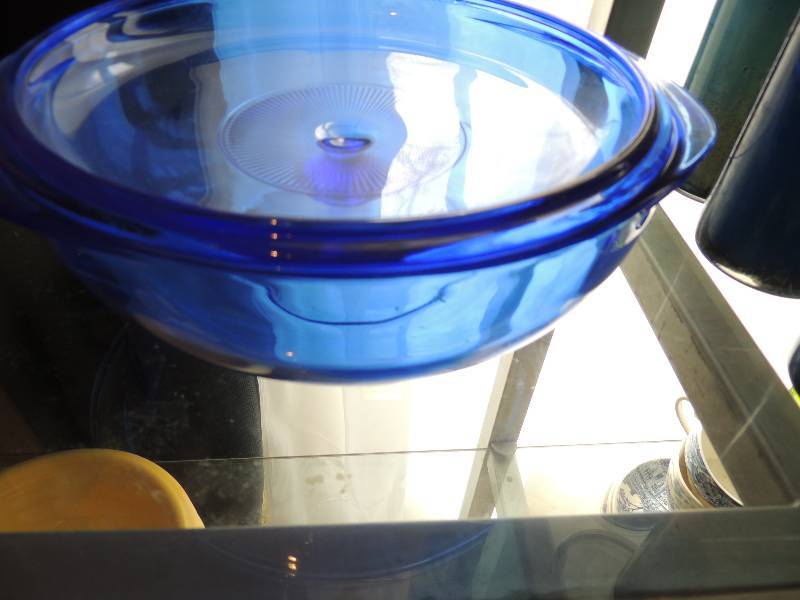 lot 79 image: Cobalt blue- casserole dish with lid, 5 L. bowl, 2.5 L bowl, and mug