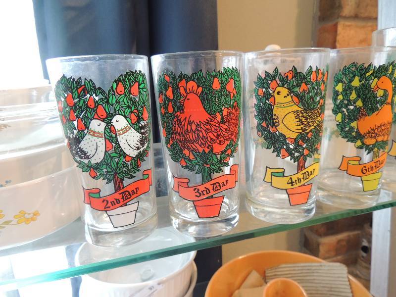 lot 95 image: Mexican apple cinnamon candle,  CHRISTMAS GLASSES X 5