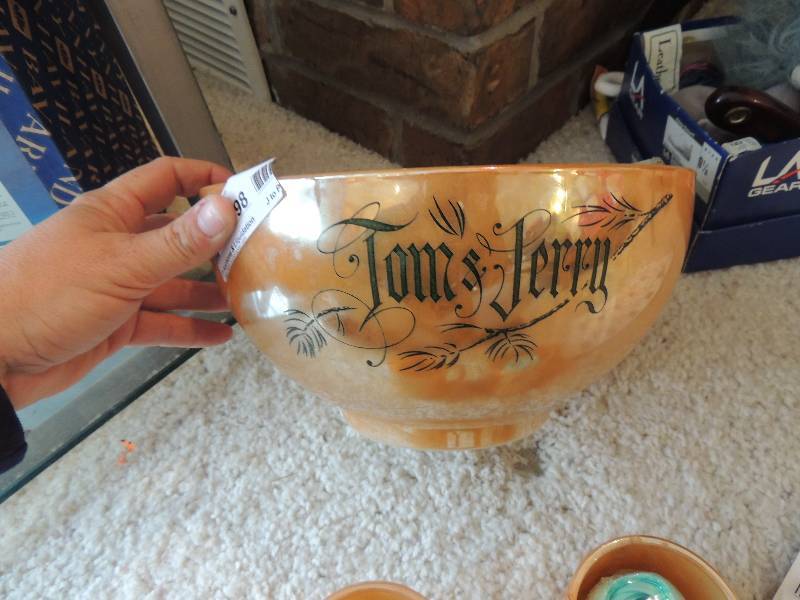 lot 98 image: Tom and Jerry Lg. bowl with 2 matching  cups