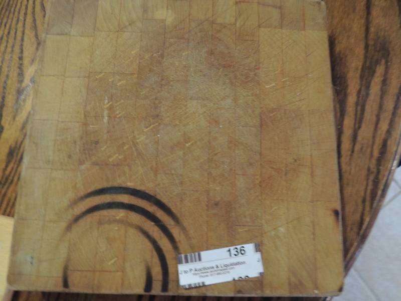 lot 136 image: 3 Cutting boards, oven mitts x6