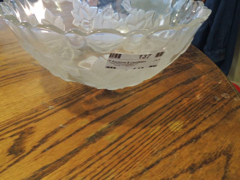 lot 137 image: Frosted design cake standbowl, 3 S&P shakers, 3 silver rimmed bowls, 3 square plates, 4 salad bowl