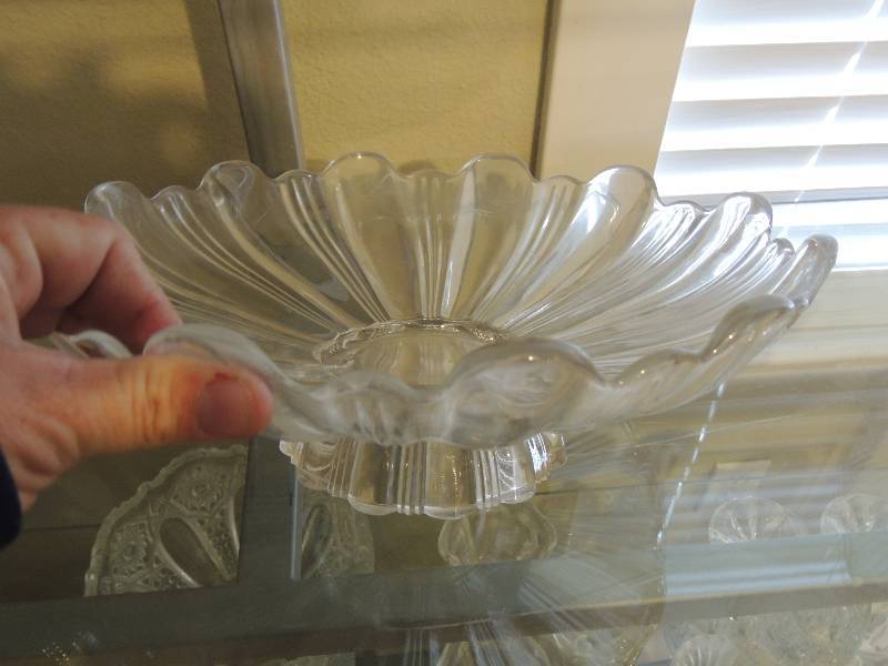 lot 144 image: Citrus juicer and 12 fruit bowl