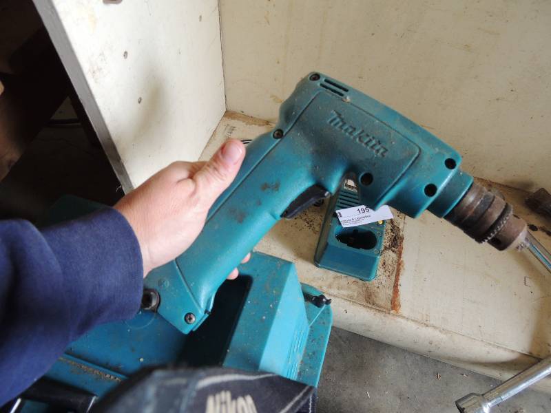 lot 195 image: Makita cordless drill and charger