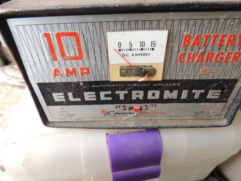 lot 209 image: 10 amp 6v-12v battery charger and tool box