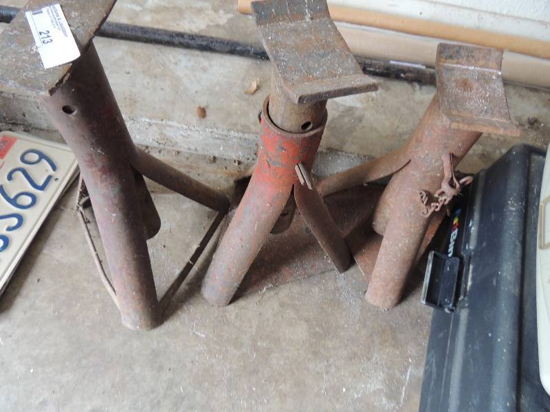 lot 213 image: 3 jack stands