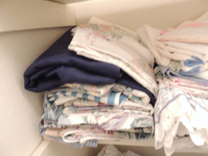 lot 287 image: Linens-table cloths, curtains  sheets and pillow slips