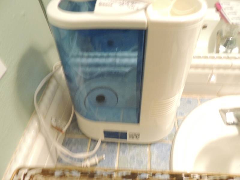 lot 292 image: Vicks Humidifier, scales, baskets, etc.