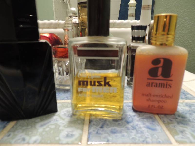 lot 293 image: Avon Spicy aftershave, assorted colognes etc.