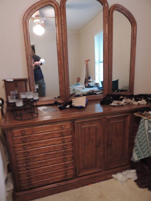 lot 21 image: 9 drawer dresser w mirror 68x 19 x31