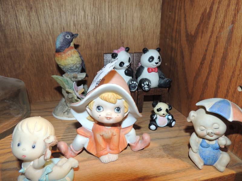 lot 56 image: Figurines - Andrea 8627, PANDA BEARS W CHAIRS AVON,