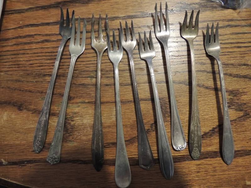 lot 155 image: NATIONAL SILVER CO A-1 - 9  pickle FORKS, MONARCH PLATE PIE SERVER X 4, MODERNE SECTIONAL CUTTER X 3, MELODY SILVER SPOONS X 4