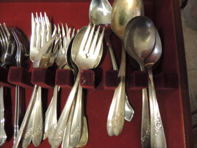 lot 300 image: TUDOR  PLATE ONEIDA - FLATWARE - 28 PIECES