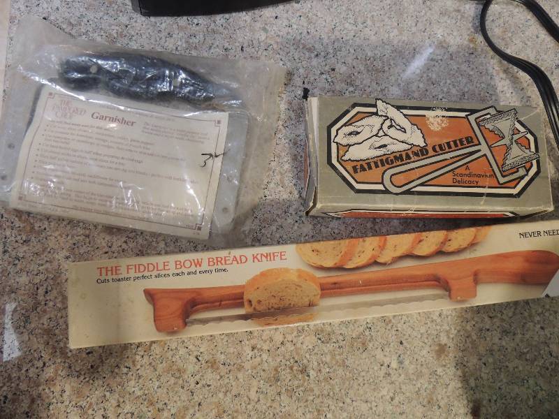 lot 165 image: Fattigmand cutter, bread cutter and pampered chef garnester