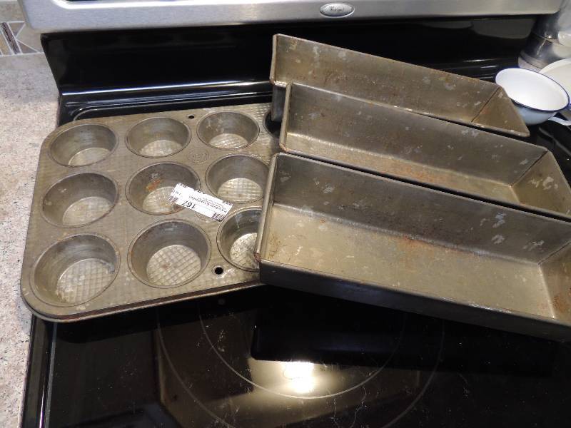 lot 167 image: Muffin pan, 3 bread pans