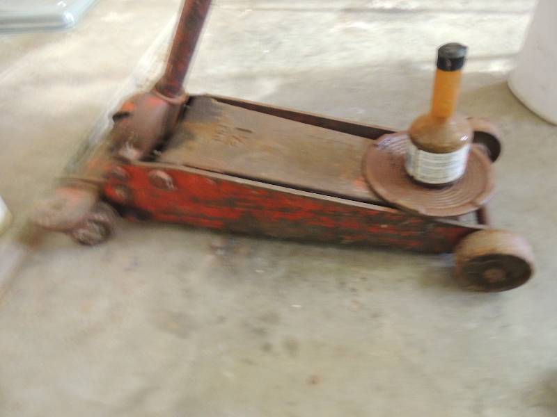 lot 180 image: 1 12 ton floor jack needs seals  RED