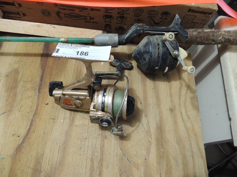 lot 186 image: DAIWA B-130 spin caster Reel Zebco 202 rod and reel