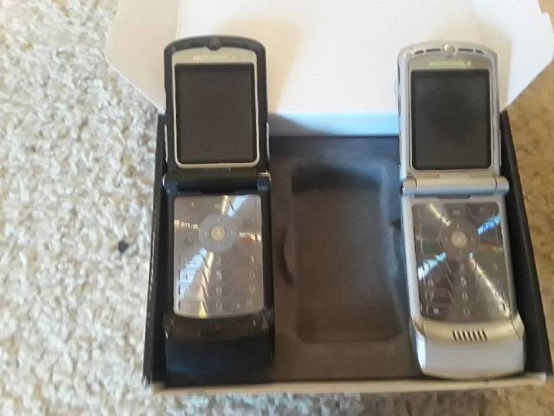 lot 36 image: Motorola RAZR V3  cell phones  x 2 - ONE BLACK & ONE SILVER