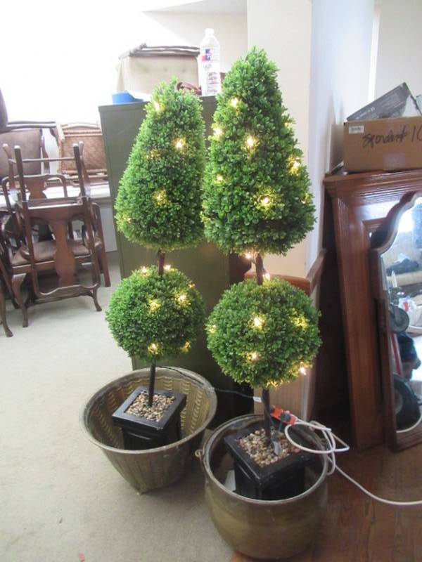 lot 83 image: LIGHTED FAUX SHRUBBERY