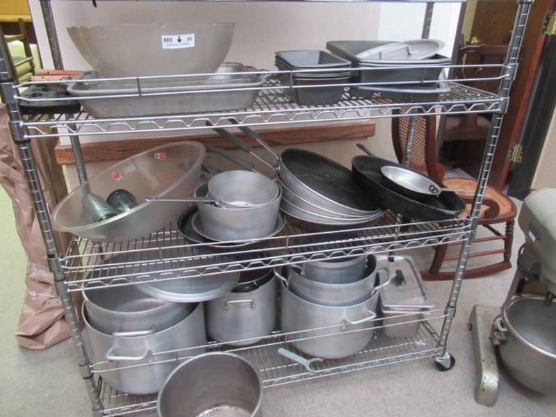 lot 86 image: STAINLESS STEELALUMINUM POTS AND PANS, LODGE CAST IRON SKILLET AND MORE BOTTOM 3 SHELVES OF RACK