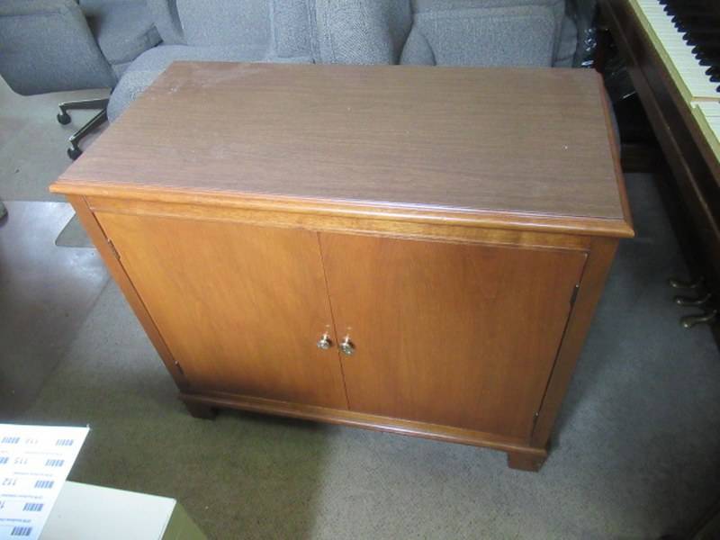 lot 93 image: SOLID WOOD 2 DOOR CABINET