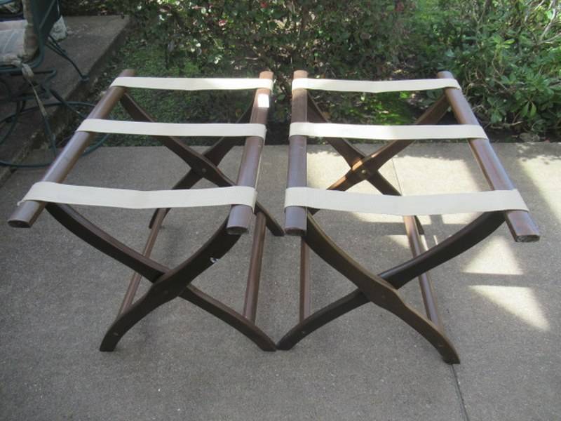 lot 15 image: WOODEN SUITCASE HOLDER